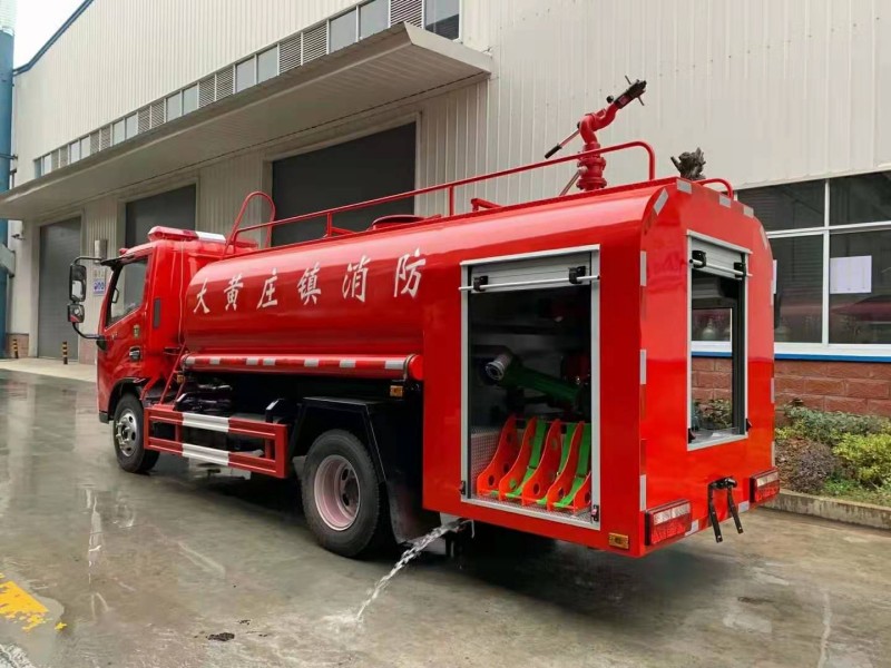 东风多利卡  4吨  消防洒水车